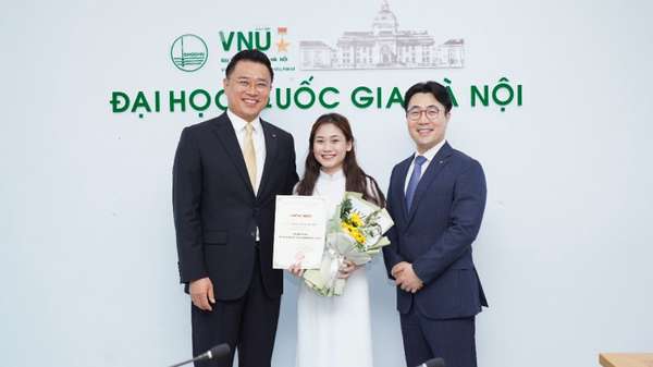 Chứng khoán KB Việt Nam trao học bổng cho 40 sinh viên xuất sắc của Đại học Quốc gia Hà Nội