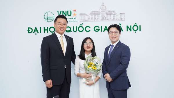 Chứng khoán KB Việt Nam trao học bổng cho 40 sinh viên xuất sắc của Đại học Quốc gia Hà Nội