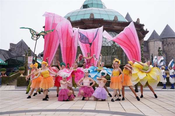 Hàng loạt sản phẩm du lịch hấp dẫn giúp Đà Nẵng thu hút du khách. Trong ảnh: Show diễn Lễ hội Mùa Xuân trên đỉnh Bà Nà