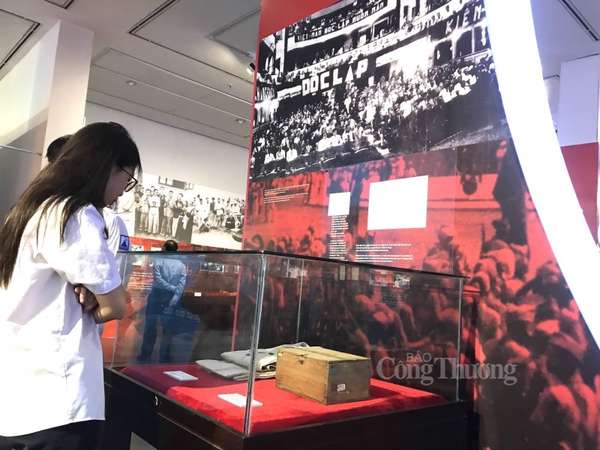 Xúc động gặp lại nhân chứng lịch sử trong bức ảnh chụp cùng Chủ tịch Hồ Chí Minh