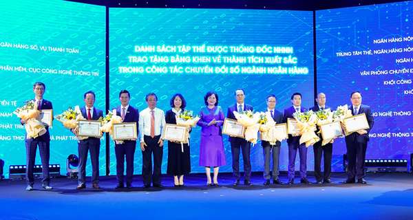Ông Trần Công Quỳnh Lân – Phó Tổng Giám đốc VietinBank (thứ 3 từ trái qua) đại diện VietinBank nhận Bằng khen của Thống đốc NHNN Việt Nam về thành tích xuất sắc trong công tác chuyển đổi số ngành Ngân hàng