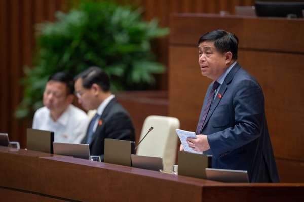 Bộ trưởng Bộ Kế hoạch và Đầu tư Nguyễn Chí Dũng phát biểu giải trình, làm rõ một số vấn đề đại biểu Quốc hội quan tâm
