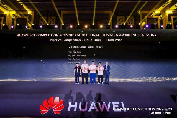 3 sinh viên Việt Nam xuất sắc giành giải Ba cuộc thi Huawei ICT Competition 2022 – 2023