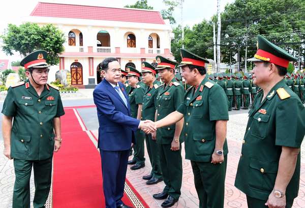 Chủ tịch Quốc hội Trần Thanh Mẫn thăm và làm việc với Đảng ủy - Bộ Tư lệnh Quân khu 9