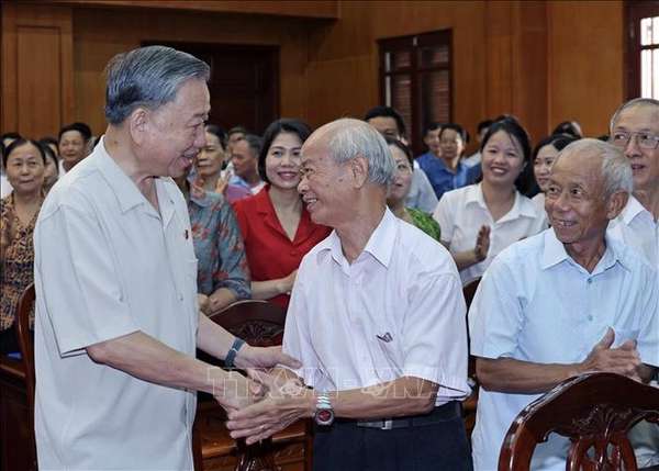 Chủ tịch nước Tô Lâm tiếp xúc cử tri tại thành phố Hưng Yên