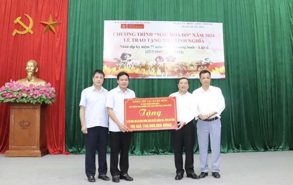 Phó Trưởng Ban Thường trực Ban Tuyên giáo Trung ương Lại Xuân Môn trao biển tượng trưng tặng Nhà tình nghĩa cho huyện Quảng Hòa.