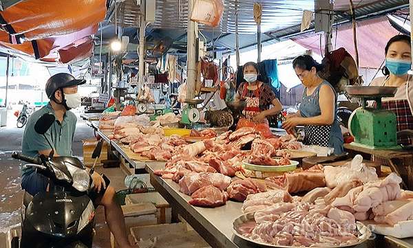 Người tiêu dùng mua thịt lợn tại chợ Nghĩa Tân (quận Cầu Giấy, Hà Nội)