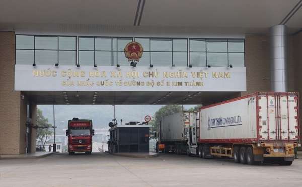 Cửa khẩu Lào Cai thông quan hàng nghìn tấn nông sản trong dịp Tết Quý Mão 2023