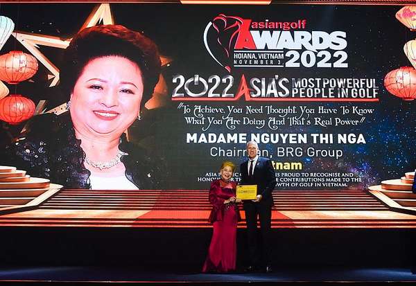 Đại diện Tập đoàn BRG nhận giải thưởng “Người có tầm ảnh hưởng nhất châu Á trong lĩnh vực gôn” dành cho Madame Nguyễn Thị Nga, Chủ tịch Tập đoàn BRG