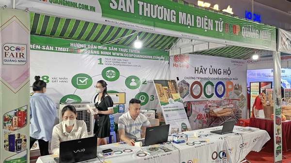 Khu gian hàng thương mại điện tử trong khuôn viên tổ chức Hội chợ OCOP Quảng Ninh