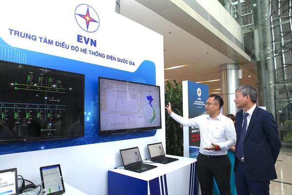 Các thiết bị tại triển lãm thể hiện rõ tinh thần tự chủ, từng bước làm chủ công nghệ của EVN. Trong ảnh, Tổng giám đốc EVN Trần Đình Nhân (bên phải) tham quan gian hàng của Trung tâm Điều độ Hệ thống điện Quốc gia.