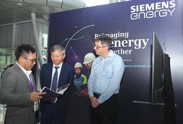 Ngoài các đơn vị trong EVN, triển lãm còn có sự tham gia của các doanh nghiệp nước ngoài. Trong ảnh, Tổng giám đốc Trần Đình Nhân (chính giữa) tham quan và nghe giới thiệu về sản phẩm của Công ty Siemens Energy.