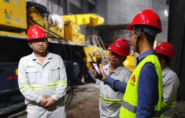 Hình ảnh hoạt động của đội đội ngũ Khai khoáng của Huawei tại mỏ khai khoáng thông minh Asia-Potash