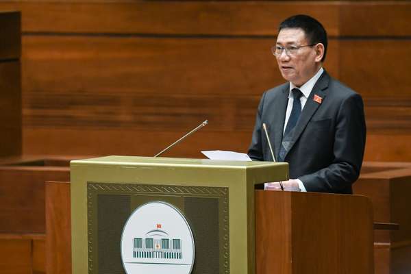 Bộ trưởng Bộ Tài chính Hồ Đức Phớc, thừa ủy quyền của Thủ tướng Chính phủ trình bày Tờ trình về việc chuyển nguồn kinh phí công tác phòng, chống dịch COVID-19 năm 2021 của các địa phương sang niên độ ngân sách năm 2022
