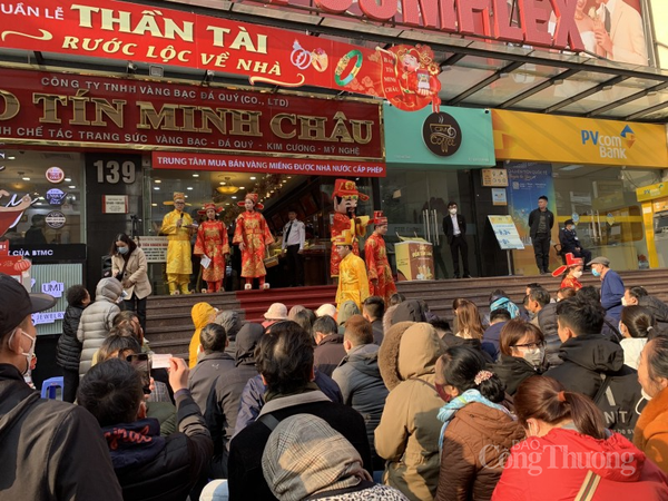 số lượng người đến mua vẫn chỉ tập trung chủ yếu ở một cửa hàng Bảo Tín Minh Châu - dù đơn vị này có 2 cơ sở trên con phố Trần Nhân Tông