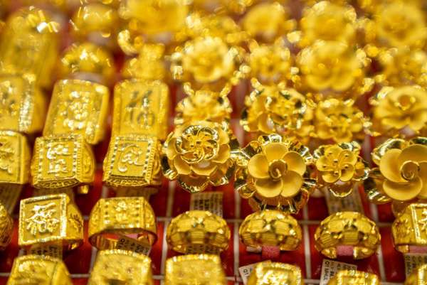 Giá vàng SJC đứng ngưỡng 67 triệu, vàng thế giới giảm