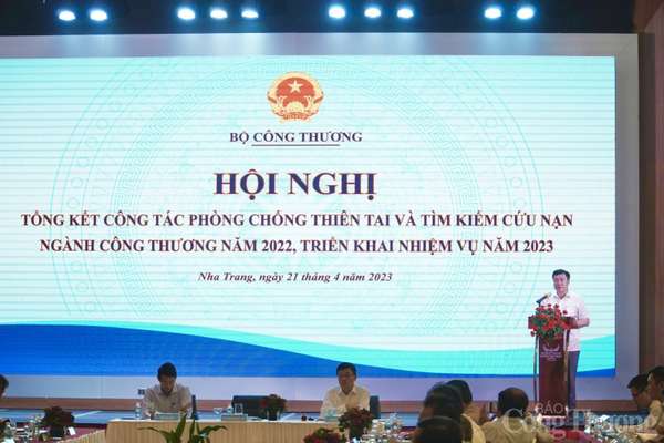 Thứ trưởng Bộ Công Thương Nguyễn Sinh Nhật Tân dự Hội nghị tổng kết công tác phòng chống thiên tai