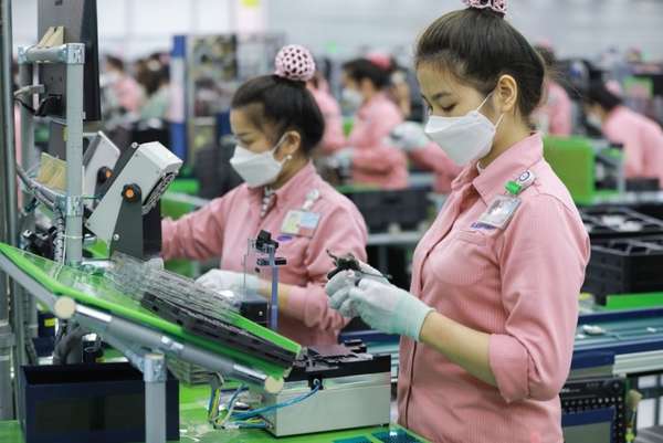 Sản xuất điện thoại tại nhà máy của Samsung Việt Nam.