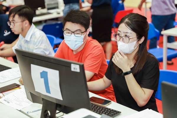 Thí sinh lớp 12 cả nước thử đăng ký thi tốt nghiệp THPT trực tuyến