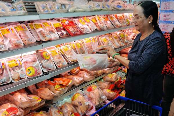 người tiêu dùng mua thịt gà nhập khẩu tại siêu thị