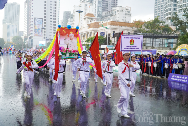 Nha Trang: Hàng nghìn học sinh “đội mưa” diễu hành nghi thức Đội, múa dân vũ