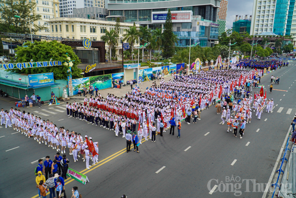 Nha Trang: Hàng nghìn học sinh “đội mưa” diễu hành nghi thức Đội, múa dân vũ