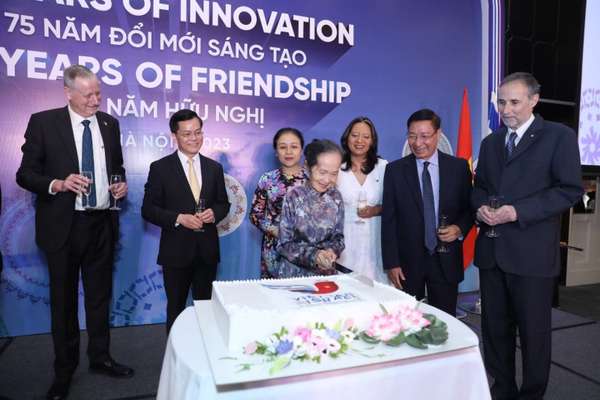 Bà Phạm Chi Lan, nguyên Tổng Thư kí Phòng Thương mại và Công nghiệp Việt Nam cắt chiếc bánh tượng trưng kỷ niệm 30 năm hữu nghị Việt Nam - Israel