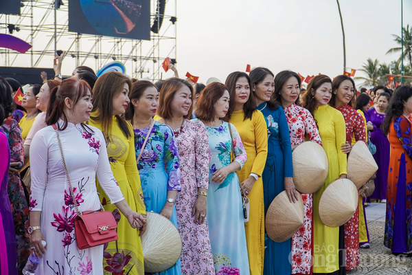 Hơn 6.000 phụ nữ mặc áo dài diễu hành tại Nha Trang