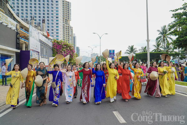 Hơn 6.000 phụ nữ mặc áo dài diễu hành tại Nha Trang