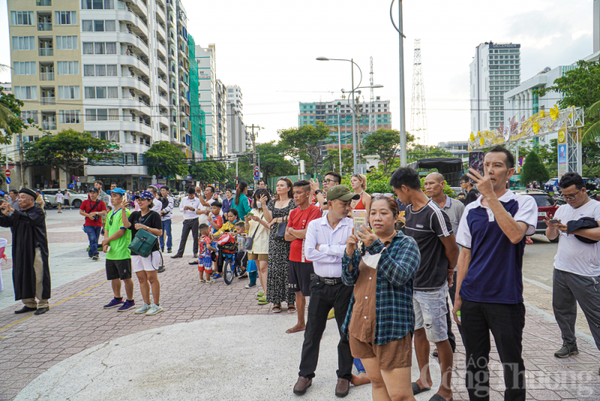 Hàng trăm ngư dân tái hiện Lễ hội Cầu ngư trên đường phố Nha Trang