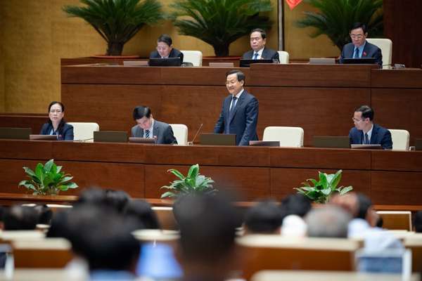 Phó Thủ tướng Chính phủ Lê Minh Khái trả lời chất vấn