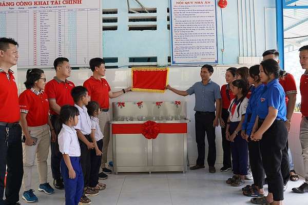 Dai-ichi Life trao tặng máy lọc nước uống sạch cho học sinh vùng sâu Quảng Nam