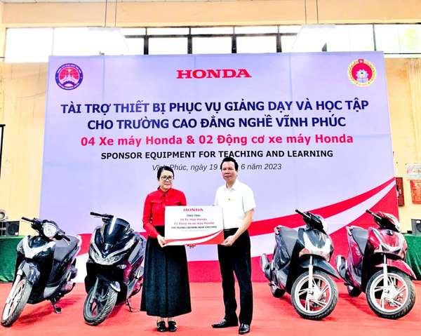 Honda Việt Nam trao tặng ô tô, xe máy và động cơ để hỗ trợ giảng dạy, học tập