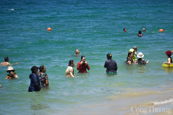 Người dân Nha Trang đổ xô tắm biển xả xui giữa trưa Tết Đoan Ngọ