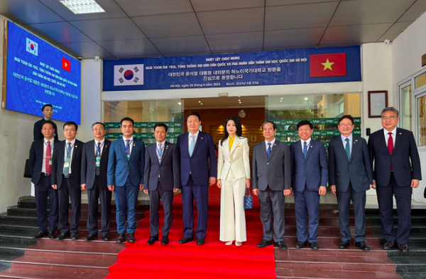 Tổng thống Hàn Quốc và Phu nhân thăm Đại học Quốc gia Hà Nội, giao lưu với sinh viên