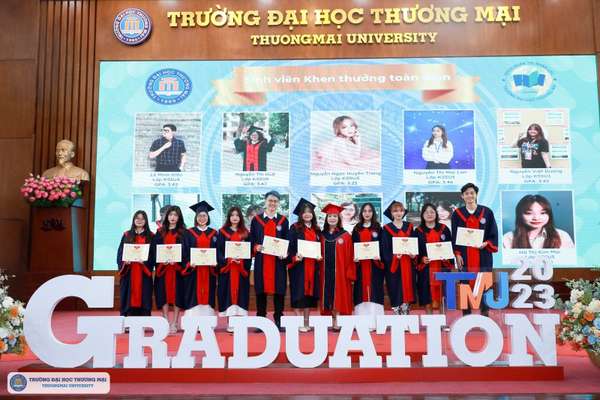 Trường Đại học Thương mại trao bằng tốt nghiệp cho 204 sinh viên khoa Quản trị nhân lực