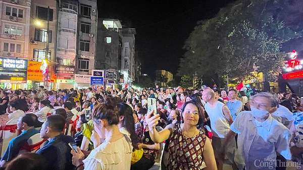 Quảng Ninh: Tấp nập người trên tuyến phố đi bộ Bài Thơ trong ngày đầu khai trương