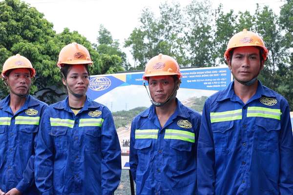 Các công nhân tại lễ khởi công dự án. Ảnh: Hải Nguyễn