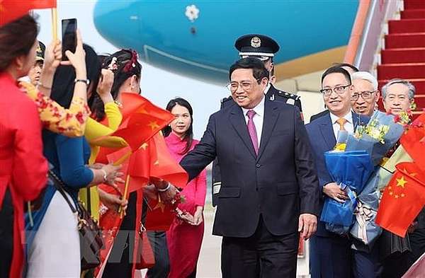 Đại diện cán bộ, nhân viên Đại sứ quán và cộng đồng người Việt Nam tại Trung Quốc đón Thủ tướng Phạm Minh Chính.
