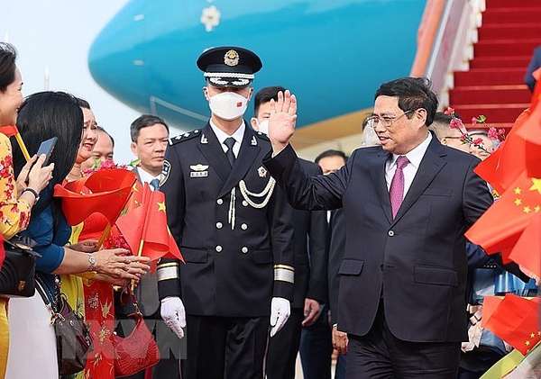 Đại diện cán bộ, nhân viên Đại sứ quán và cộng đồng người Việt Nam tại Trung Quốc đón Thủ tướng Phạm Minh Chính. 