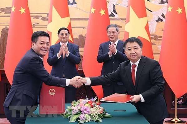 Thủ tướng Phạm Minh Chính và Thủ tướng Trung Quốc Lý Cường chứng kiến Lễ ký Bản ghi nhớ giữa Bộ Công Thương Việt Nam và Tổng Cục Quản lý Giám sát Thị trường Trung Quốc.