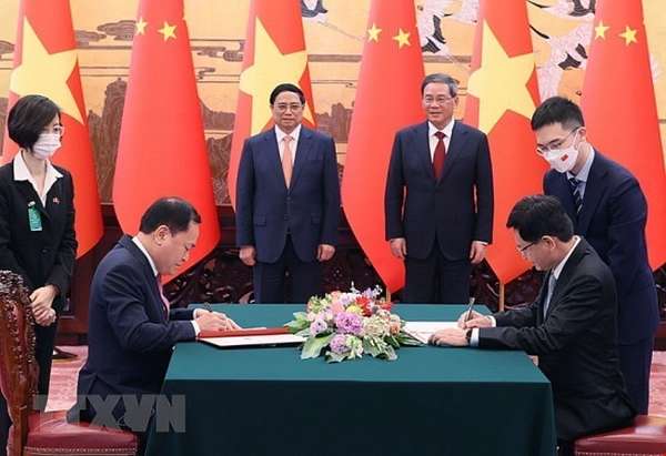 Thủ tướng Phạm Minh Chính và Thủ tướng Trung Quốc Lý Cường chứng kiến Lễ ký Thoả thuận khung về cùng thúc đẩy xây dựng cửa khẩu thông minh giữa Ủy ban Nhân dân tỉnh Lạng Sơn và Chính quyền Khu tự trị Dân tộc Choang, Quảng Tây (Trung Quốc).