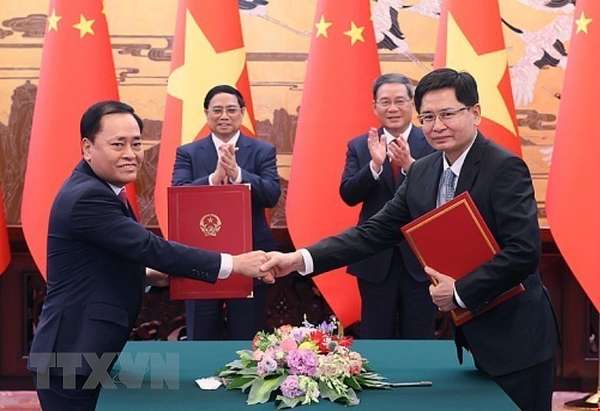 Thủ tướng Phạm Minh Chính và Thủ tướng Trung Quốc Lý Cường chứng kiến Lễ ký Thoả thuận khung về cùng thúc đẩy xây dựng cửa khẩu thông minh giữa Ủy ban Nhân dân tỉnh Lạng Sơn và Chính quyền Khu tự trị Dân tộc Choang, Quảng Tây (Trung Quốc). 