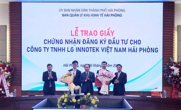 Lãnh đạo TP Hải Phòng trao giấy chứng nhận đầu tư thêm 1 tỷ USD cho dự án nhà máy LG Innotek Hải Phòng.