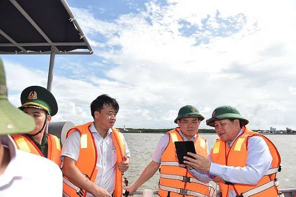 Phó Thủ tướng Trần Lưu Quang khảo sát, kiểm tra tiến độ xây dựng cầu sông Ông Đốc tại thị trấn Sông Đốc, huyện Trần Văn Thời - Ảnh: VGP/Hải Minh