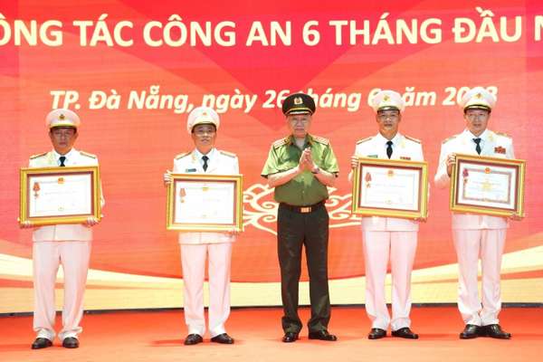 Thiếu tướng Vũ Hồng Văn và 3 lãnh đạo công an được trao tặng huân chương
