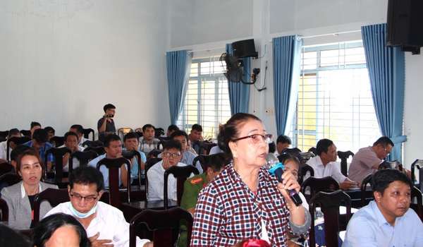 Cử tri huyện Vạn Ninh nêu kiến nghị tại buổi tiếp xúc.