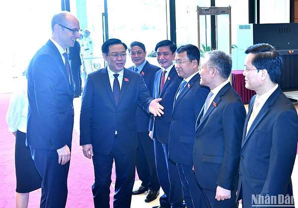 Chủ tịch Quốc hội Vương Đình Huệ giới thiệu các thành viên đoàn Việt Nam với Chủ tịch Hội đồng Quốc gia Thụy Sĩ Martin Candinas.