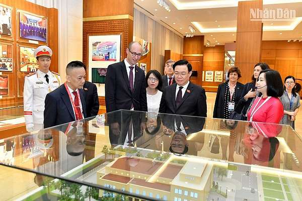 Chủ tịch Quốc hội Vương Đình Huệ và Chủ tịch Hội đồng Quốc gia Thụy Sĩ Martin Candinas cùng các đại biểu thăm Phòng truyền thống Quốc hội Việt Nam.