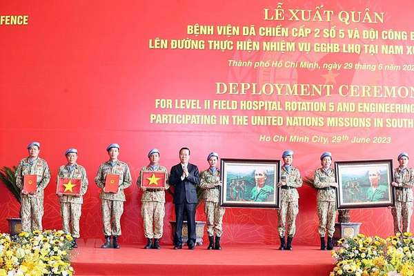 Chủ tịch nước Võ Văn Thưởng trao quyết định và tặng cờ Tổ quốc cho các lực lượng lên đường làm nhiệm vụ.